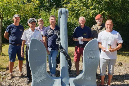 Die-stolzen-Besitzer-von-Veteranenabzeichen