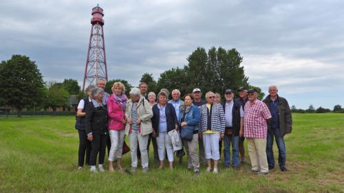 Abordnung vor dem Campener Leuchtturm