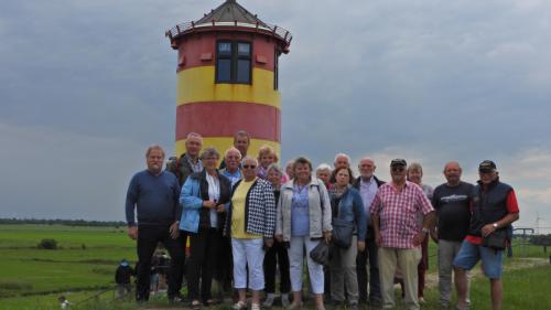 Abordnung vor dem Pilsumer Leuchtturm